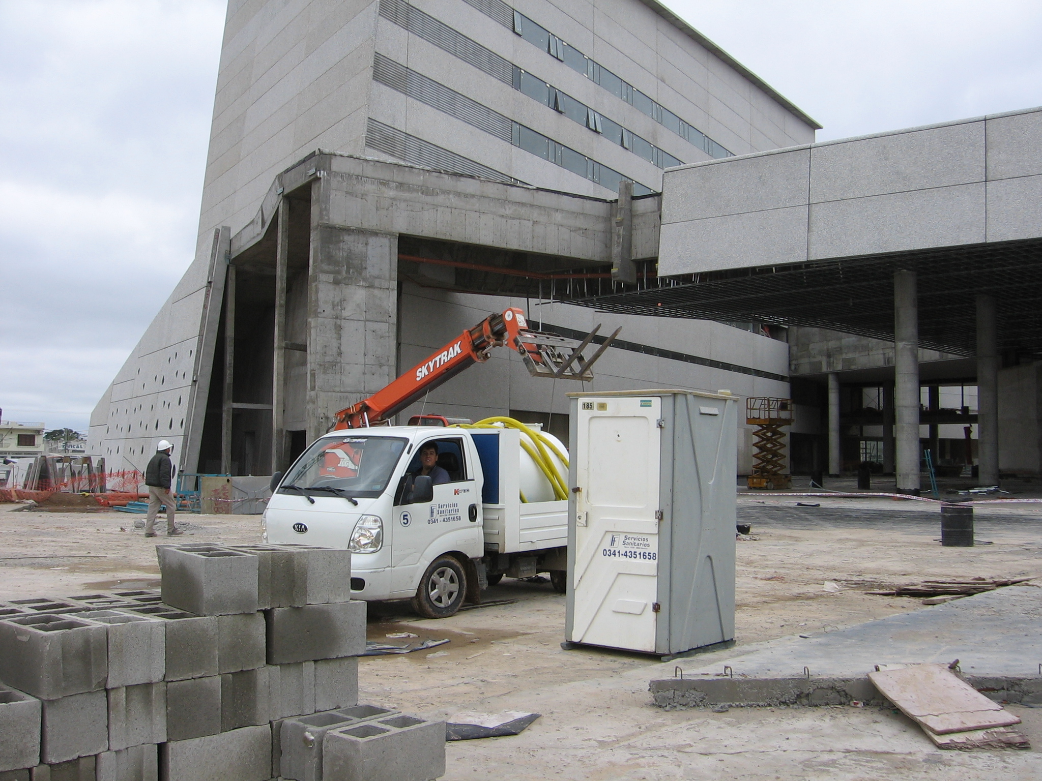 Servicio de baños portátiles en obras de construcción